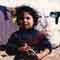 はだしで遊ぶ難民キャンプの女の子（ガザ地区）